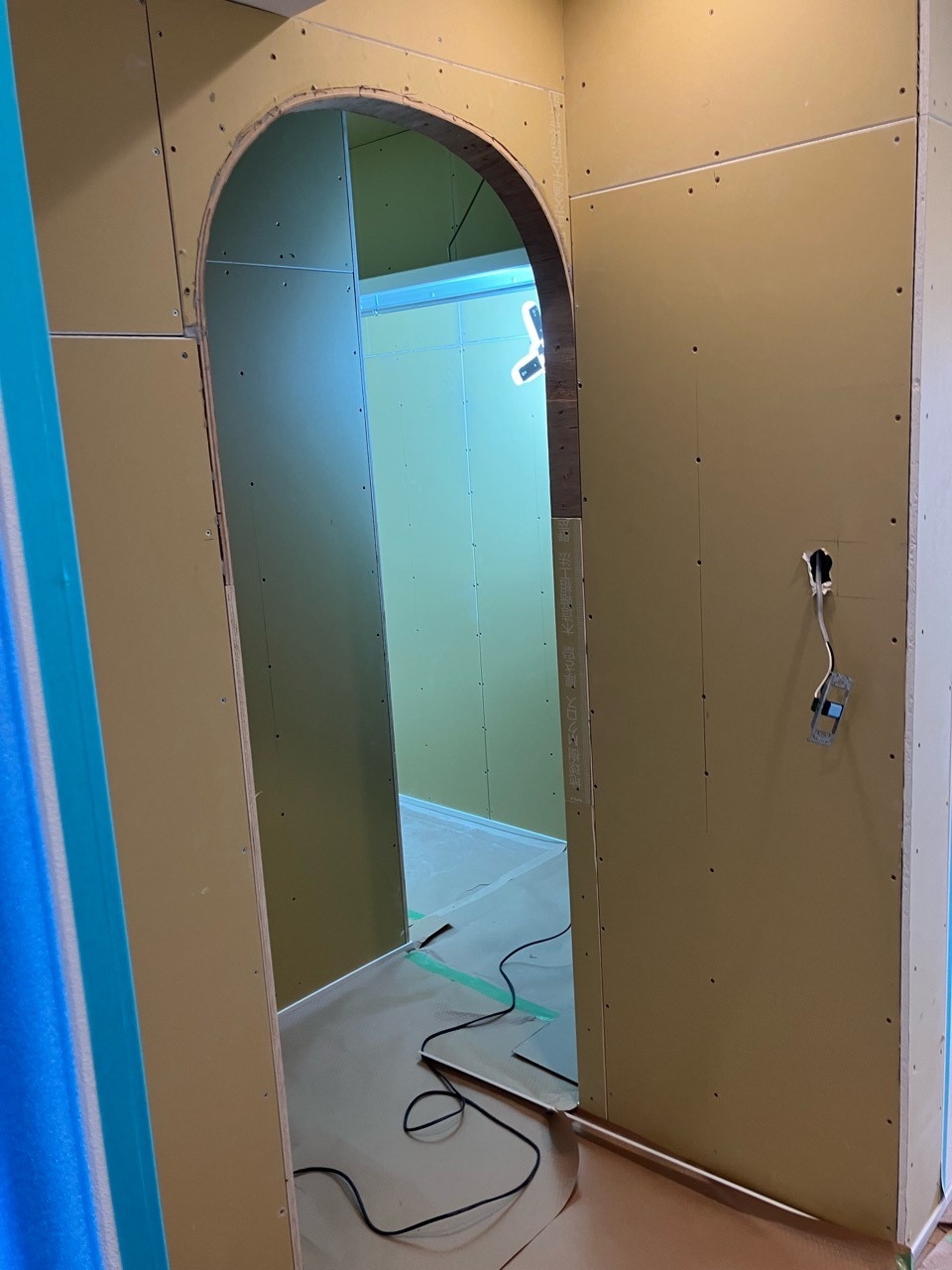 入り口のアール開口