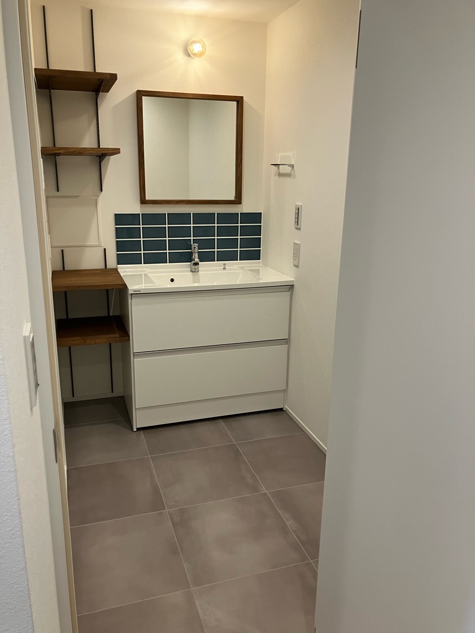 洗面台のミラーと棚の造作