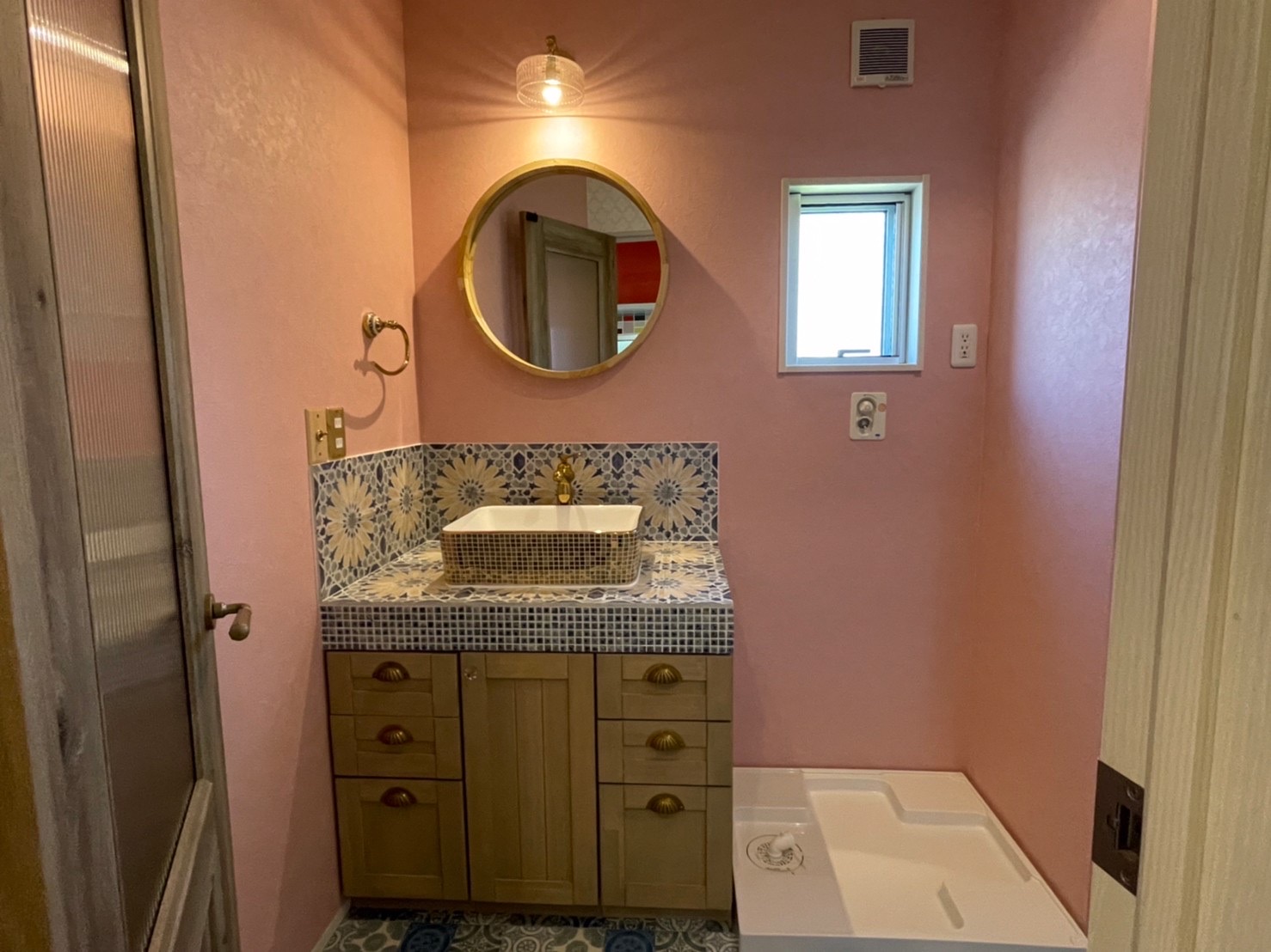 キッチンタイル貼りを行いました！