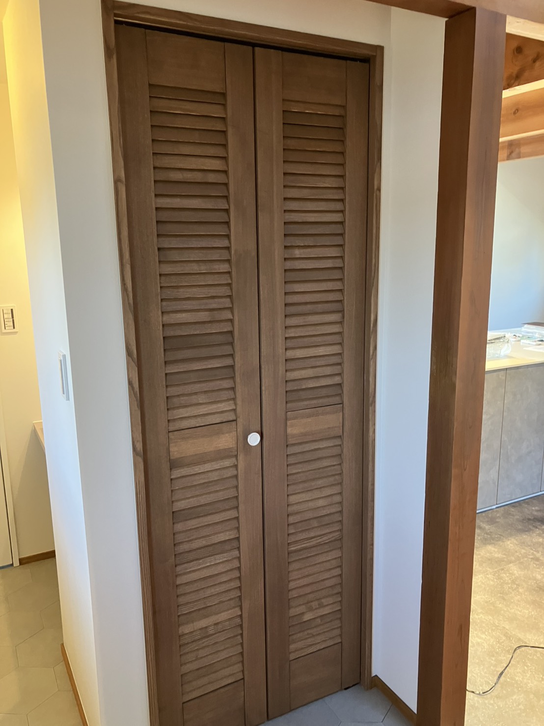 ルーバー扉～階段上ってお出迎え～