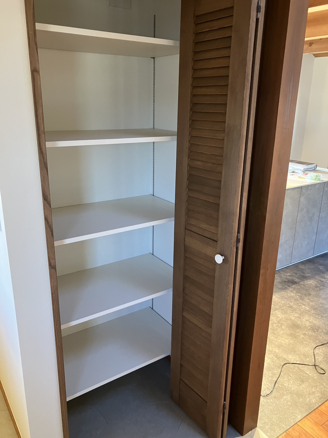 ルーバー扉～階段上ってお出迎え～