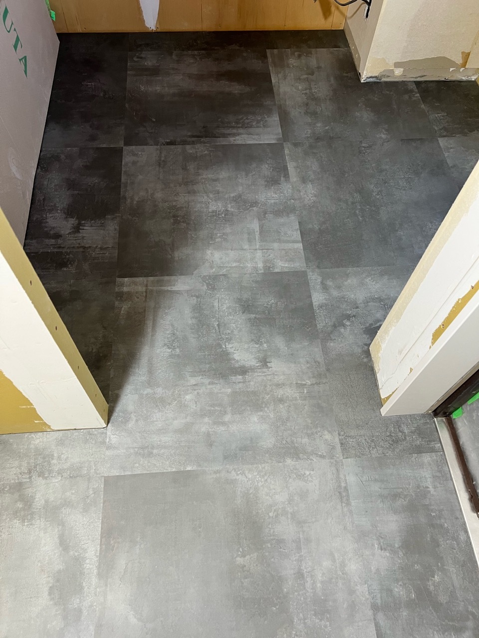 土間にフロアタイル