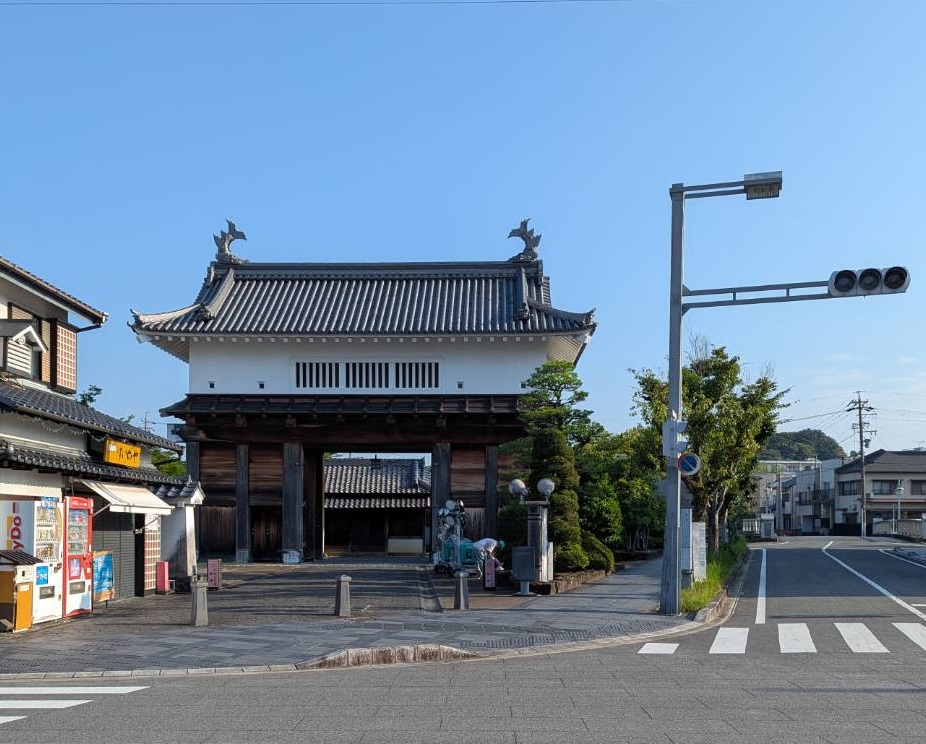 掛川城の玄関口「四足門」をくぐって