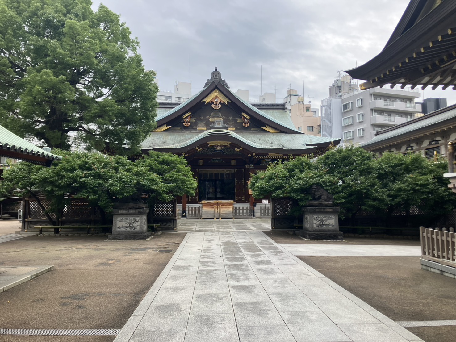 現場近くの神社へ朝一番の参拝