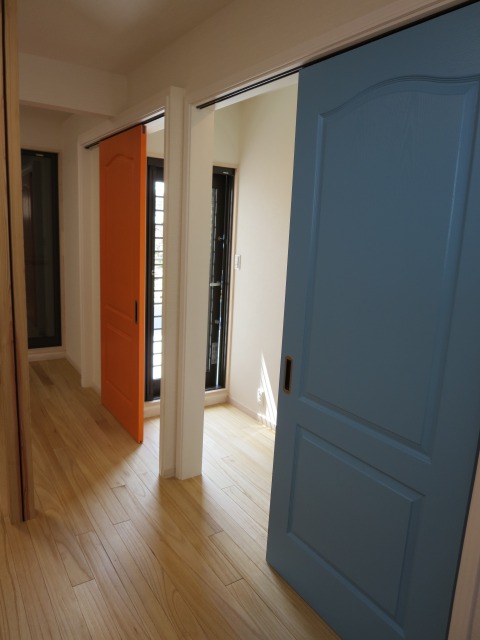 お部屋のドアに「個性」カラー