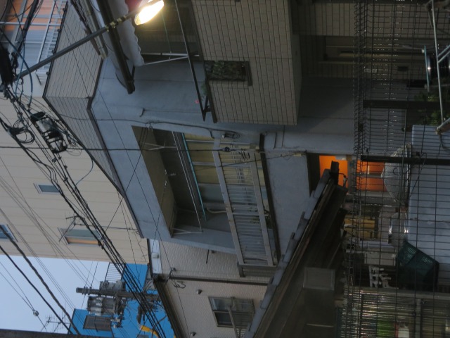 天窓のある家　～下町　林立する家並みで～