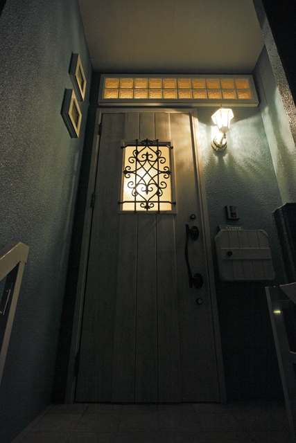 ブルーグレーの外壁にお洒落なホワイトの玄関ドア Lixilジエスタ I003 Okuta リフォーム マンションリフォームならlohas Studio ロハススタジオ Presented By Okuta オクタ