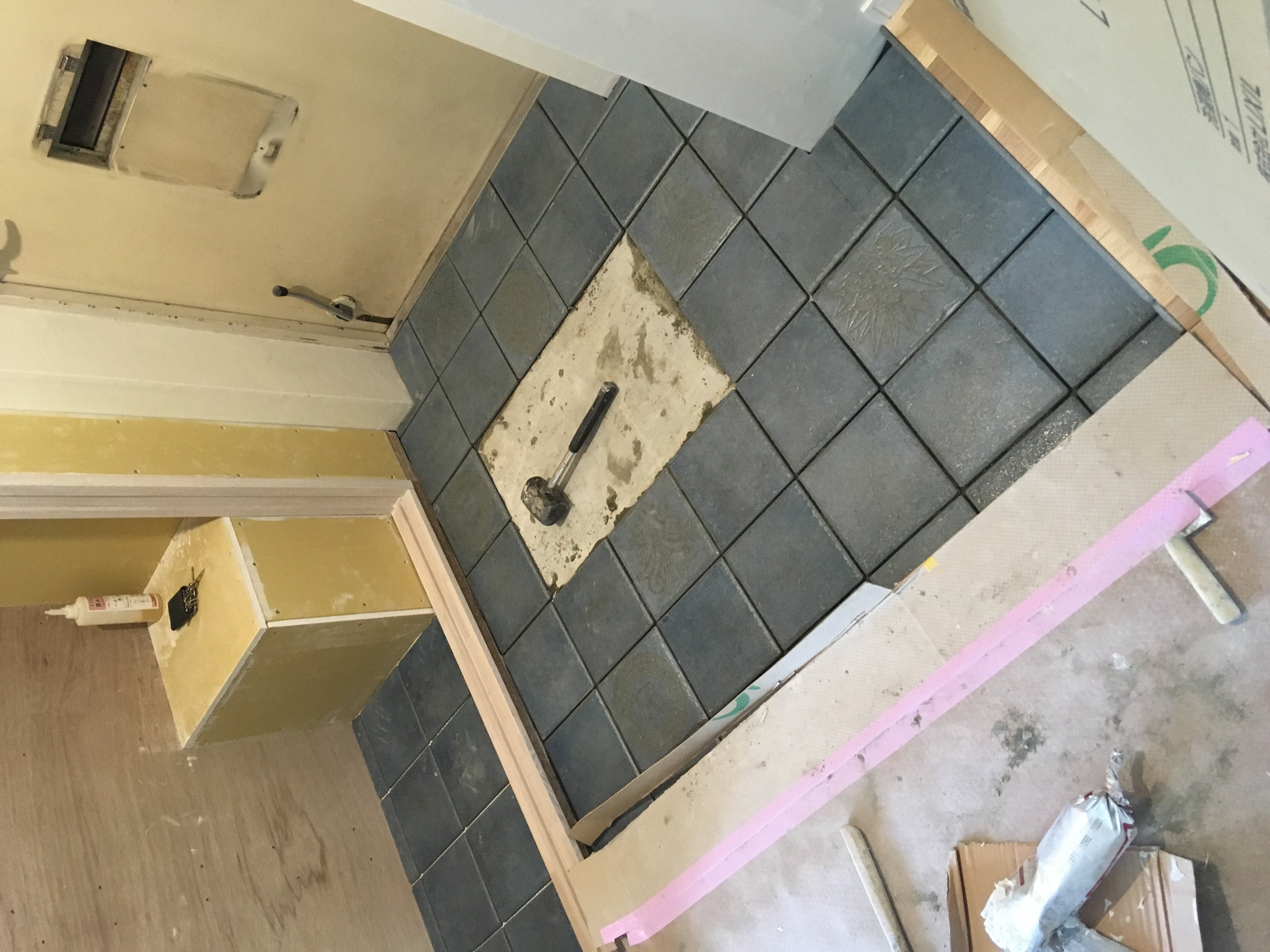 タイル施工中（コラベル、ヴィセント、キラ）