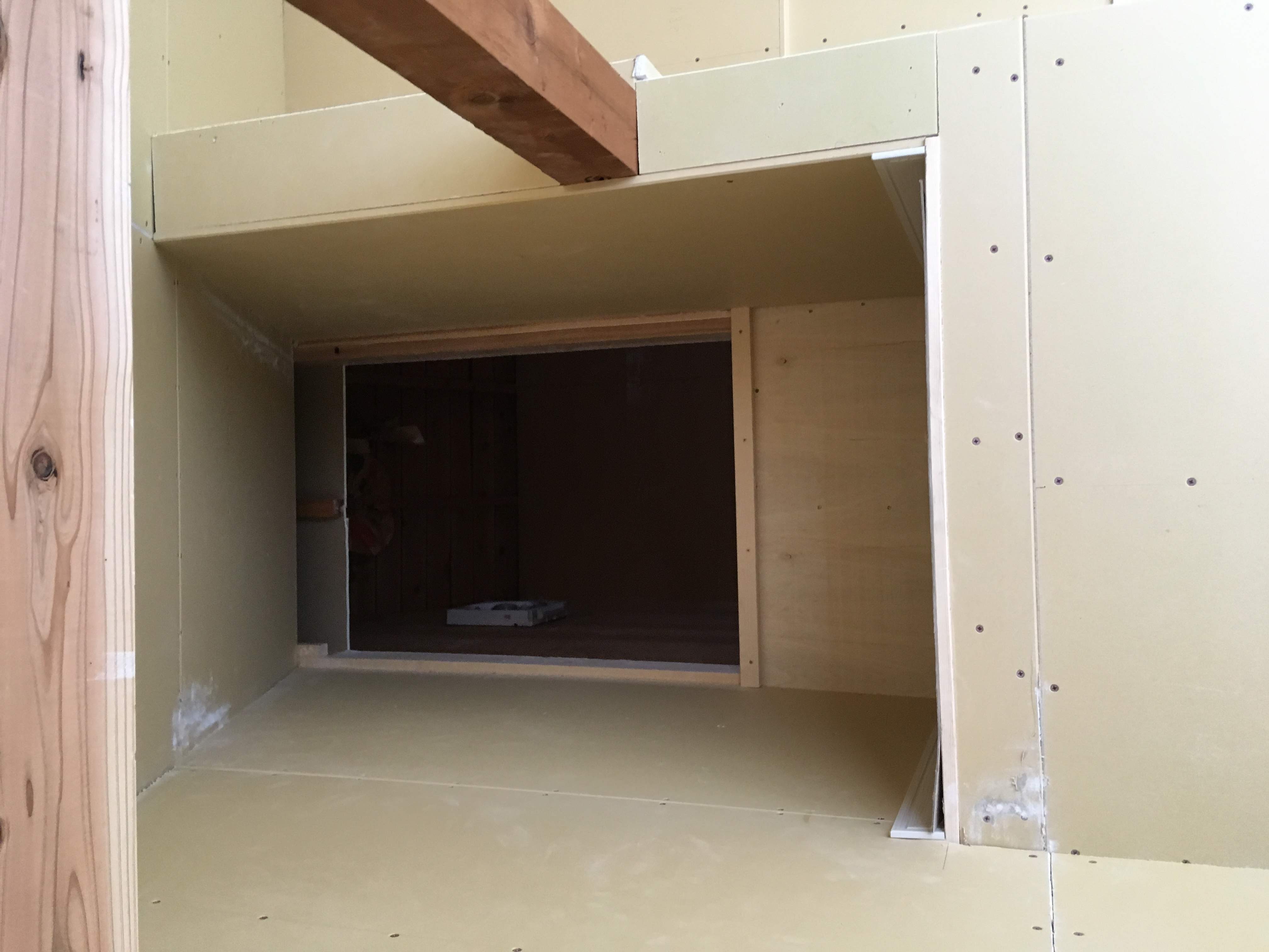 屋根裏収納入り口