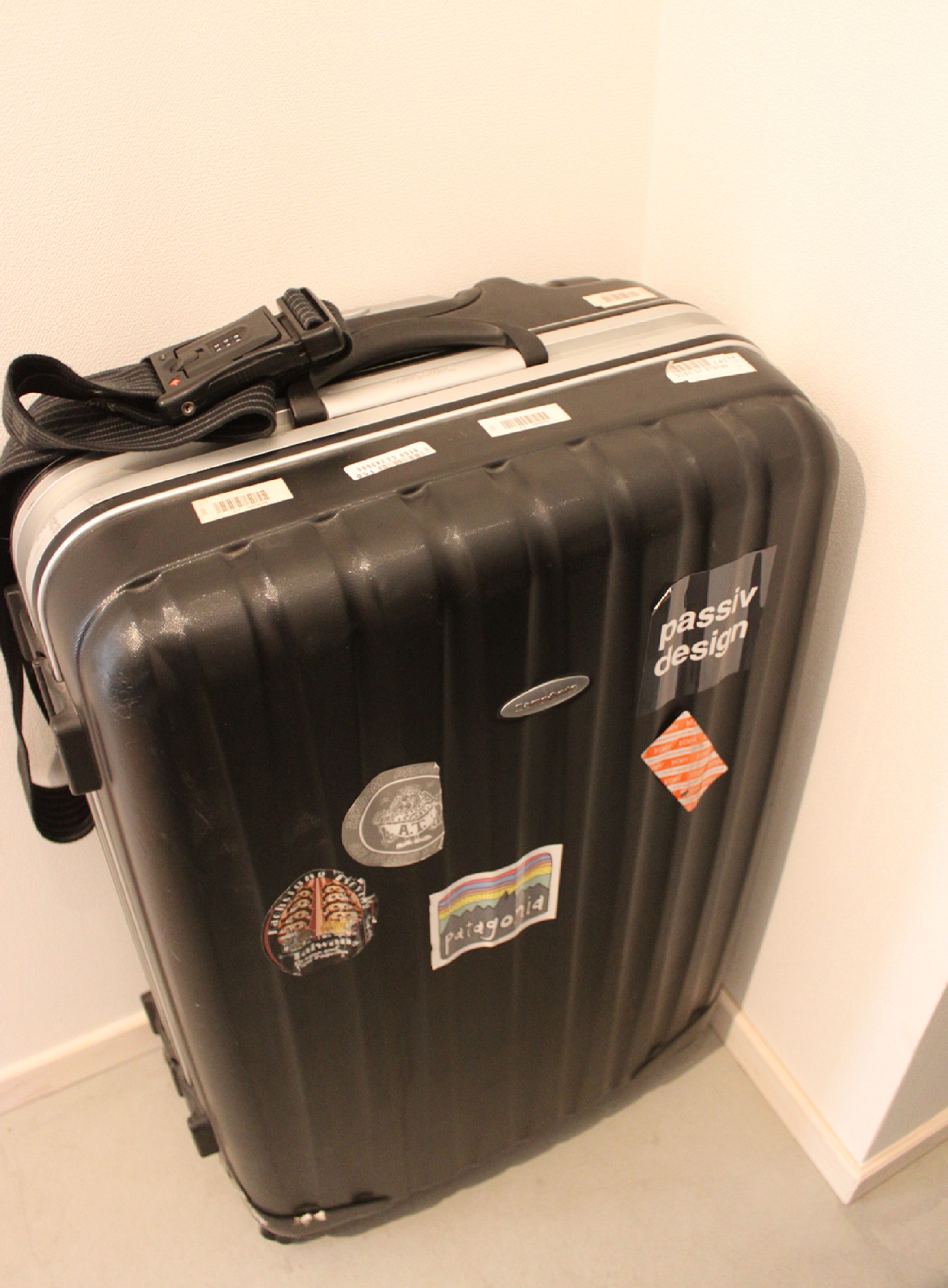 K様のスーツケースと共に、“passiv design”のステッカーが海外を廻る！！