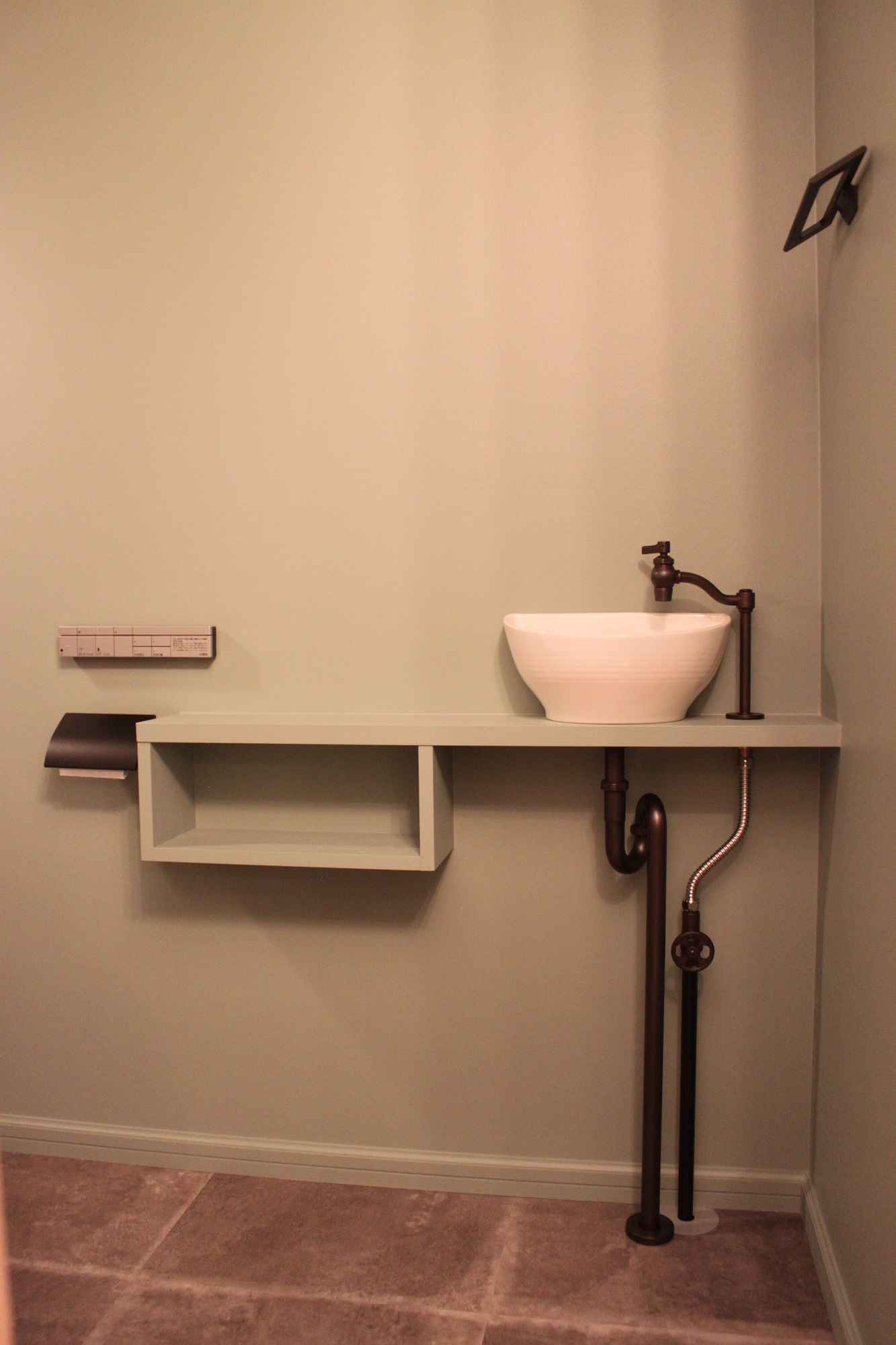 続・レッド＆グリーン　～赤と緑が織り成すモードなトイレと富士山～