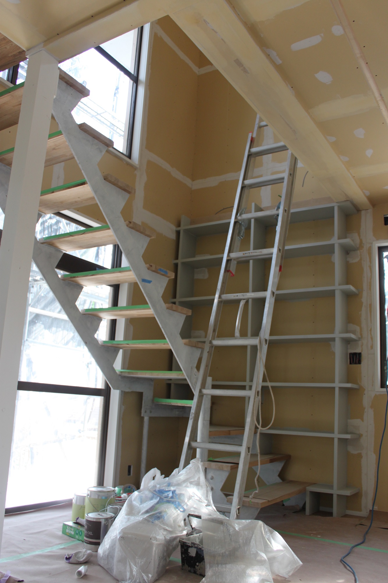 階段に差し込まれた本棚の秘密☆☆☆