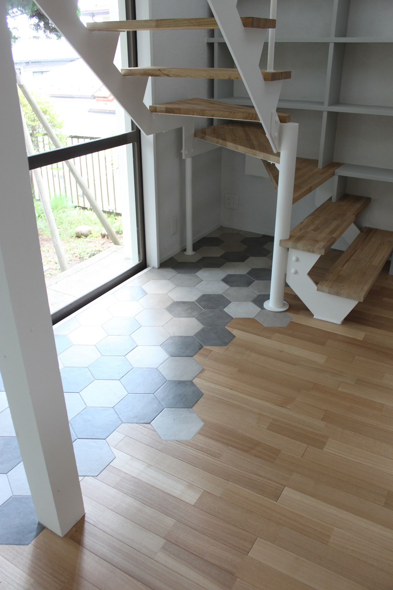 3色ヘキサゴンタイル×タモフローリングのせめぎ合いで、“地中海風”を再現！！