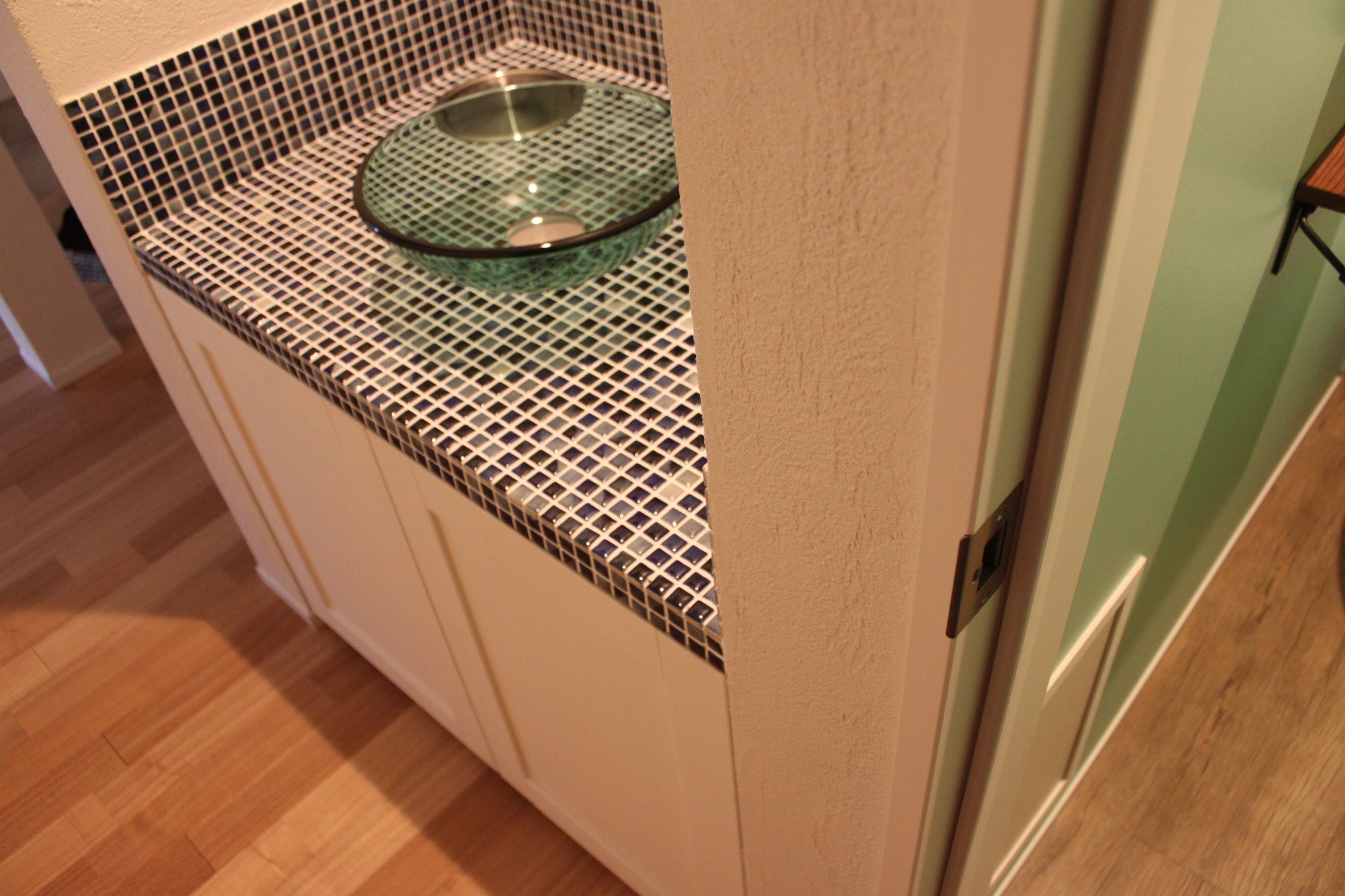 壁紙でもなく、板張りでもない？！でも、質感は“ホンモノ”です。。。