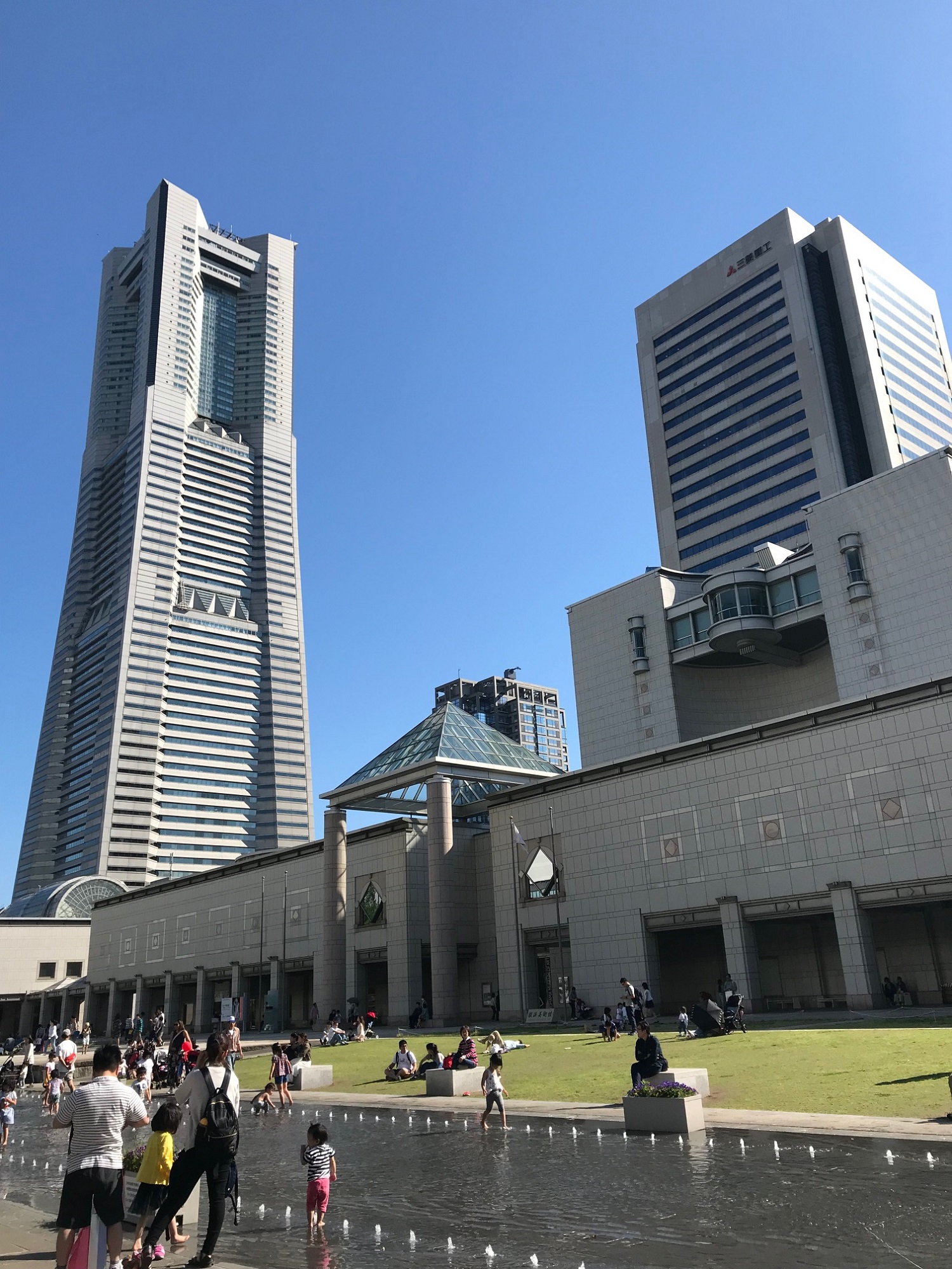 初夏の晴れた日は、みなとみらいでお散歩→ショッピング→ランチ時々ワイン☆