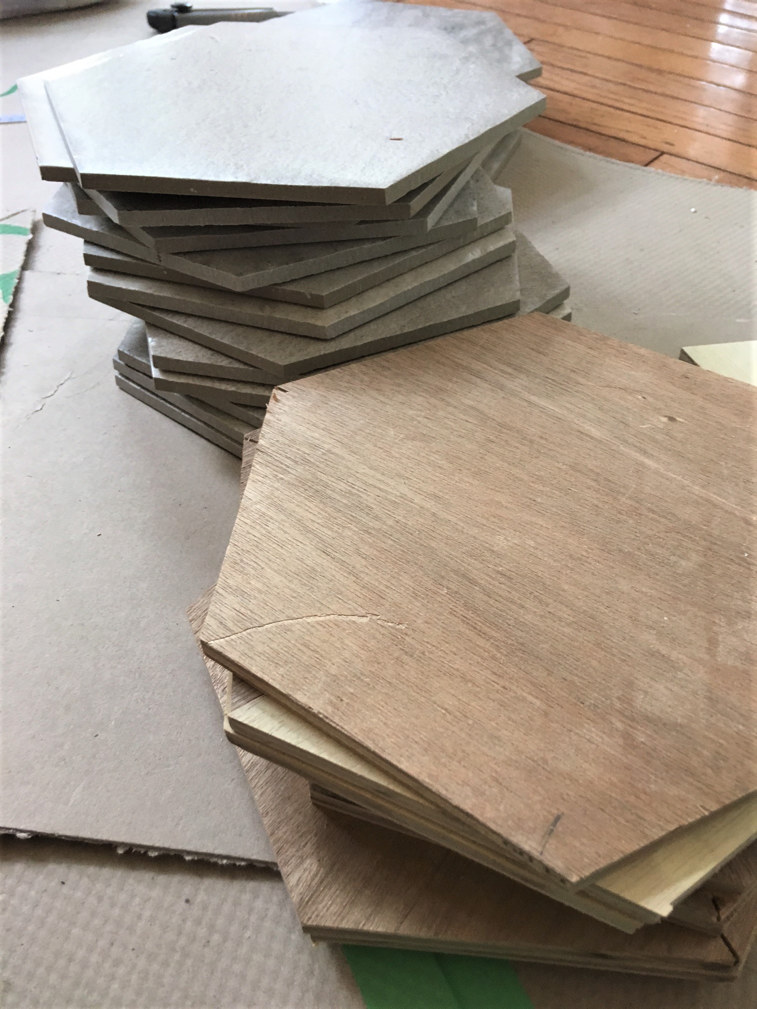 優雅な曲線のキッチンに、六角形のタイルを張り巡らします！！！