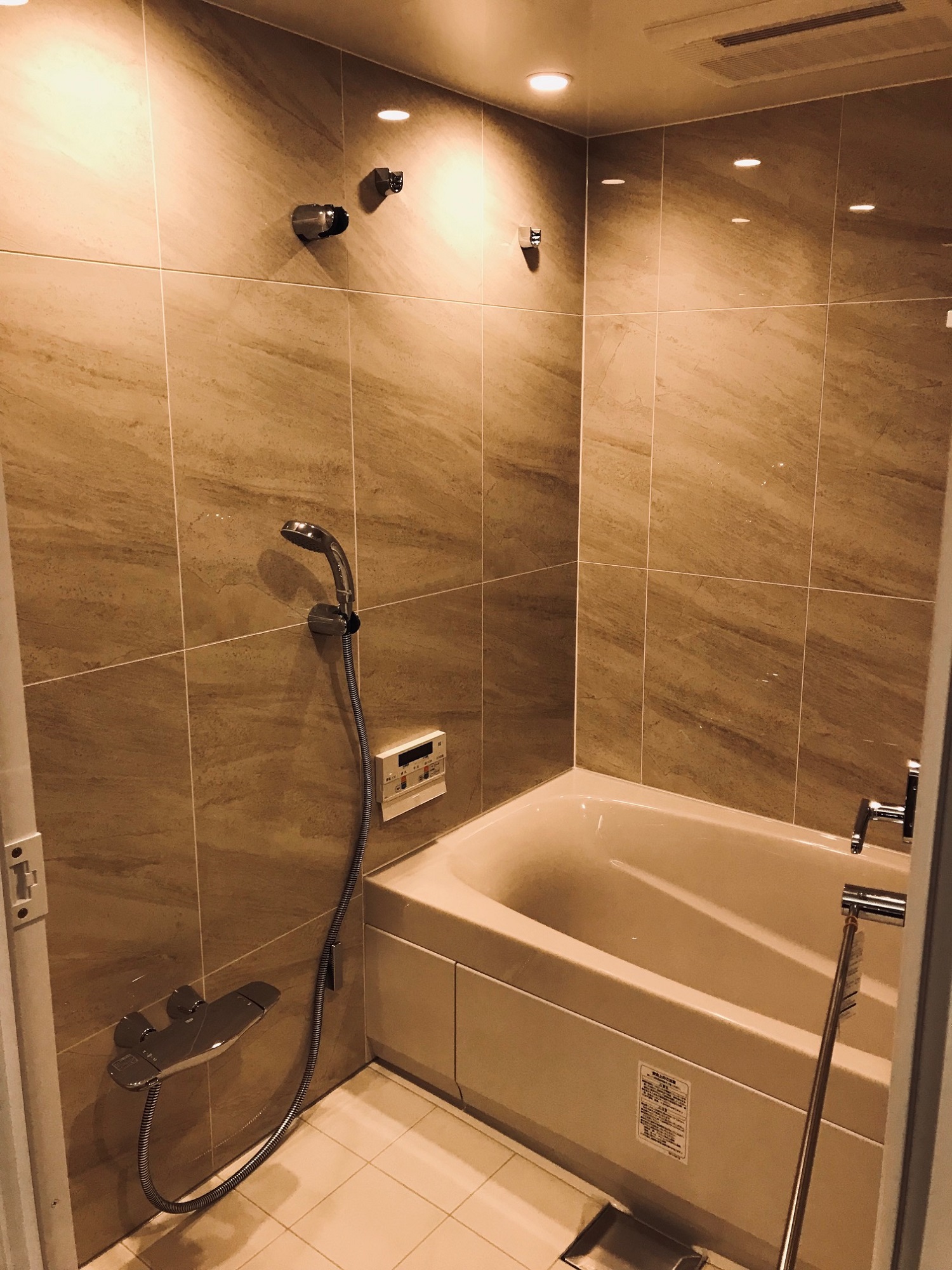 機能性を兼ね揃えた洗面化粧台は・・・ラグジュアリー感も漂います。。。