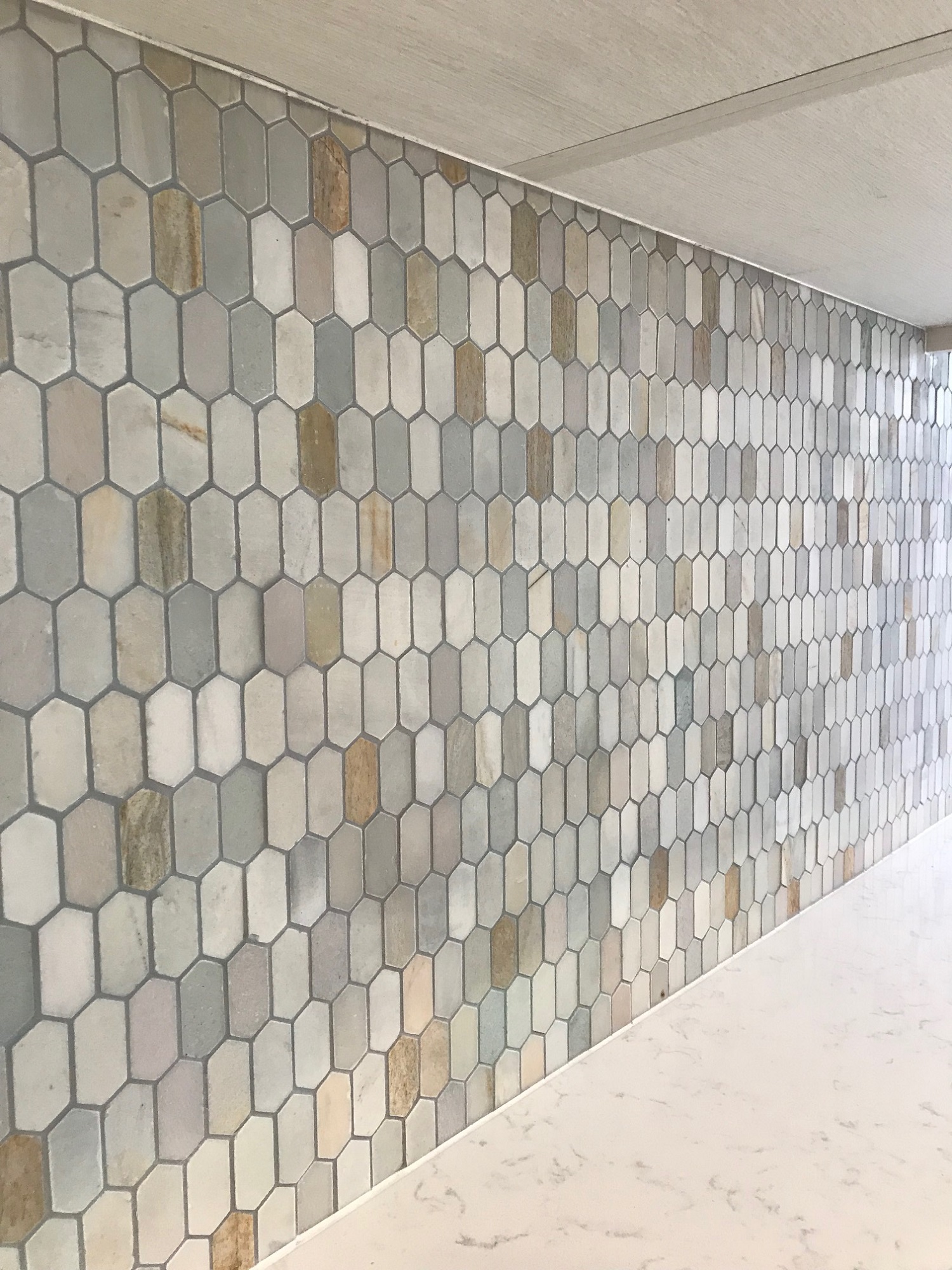 CUCINAのキッチンカップボードに天然石のモザイクタイルでLUXURYな質感に！