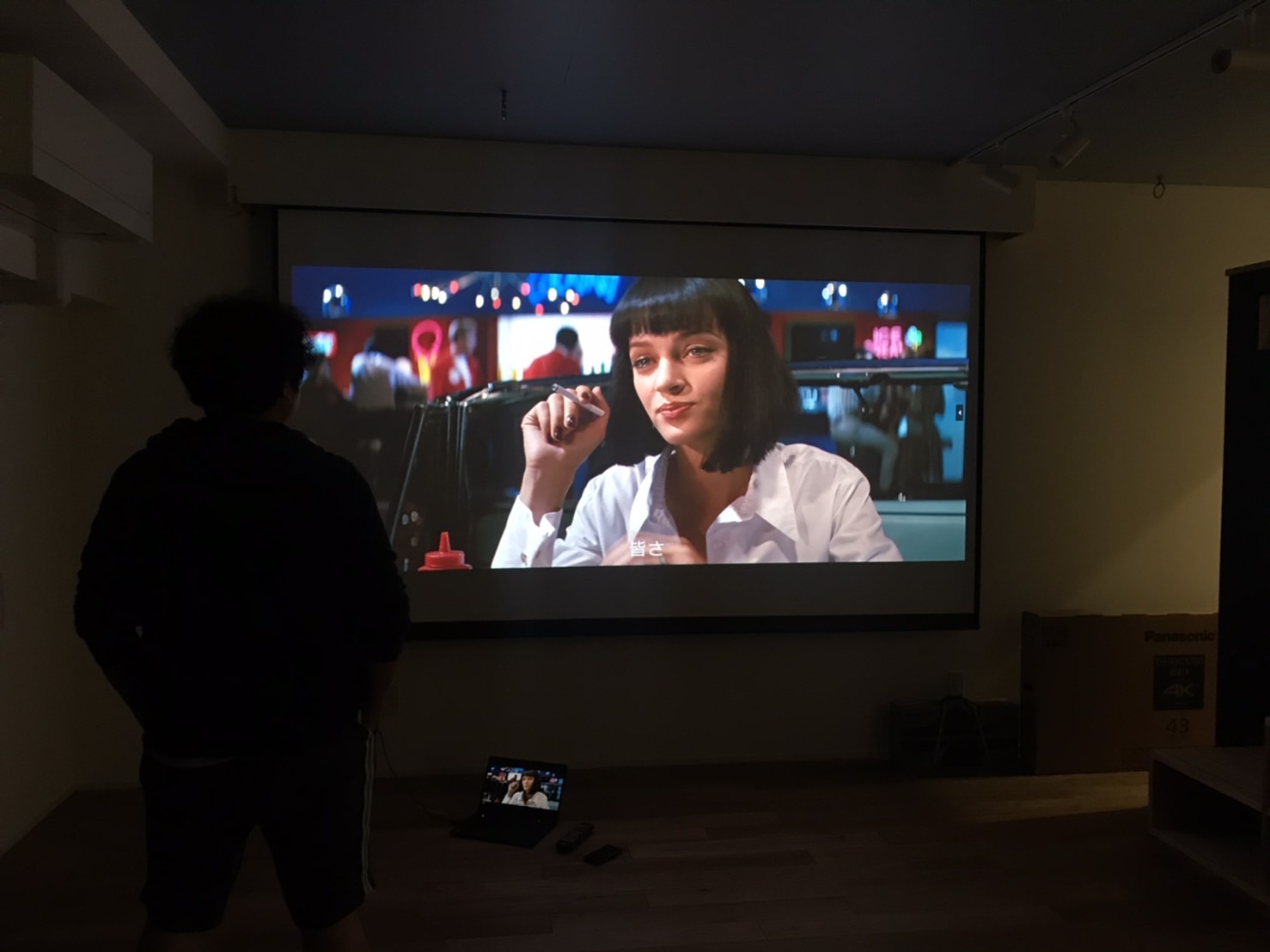 思わず建具屋も手を止めた！！大スケールのスクリーンで“お家の中に映画館☆”