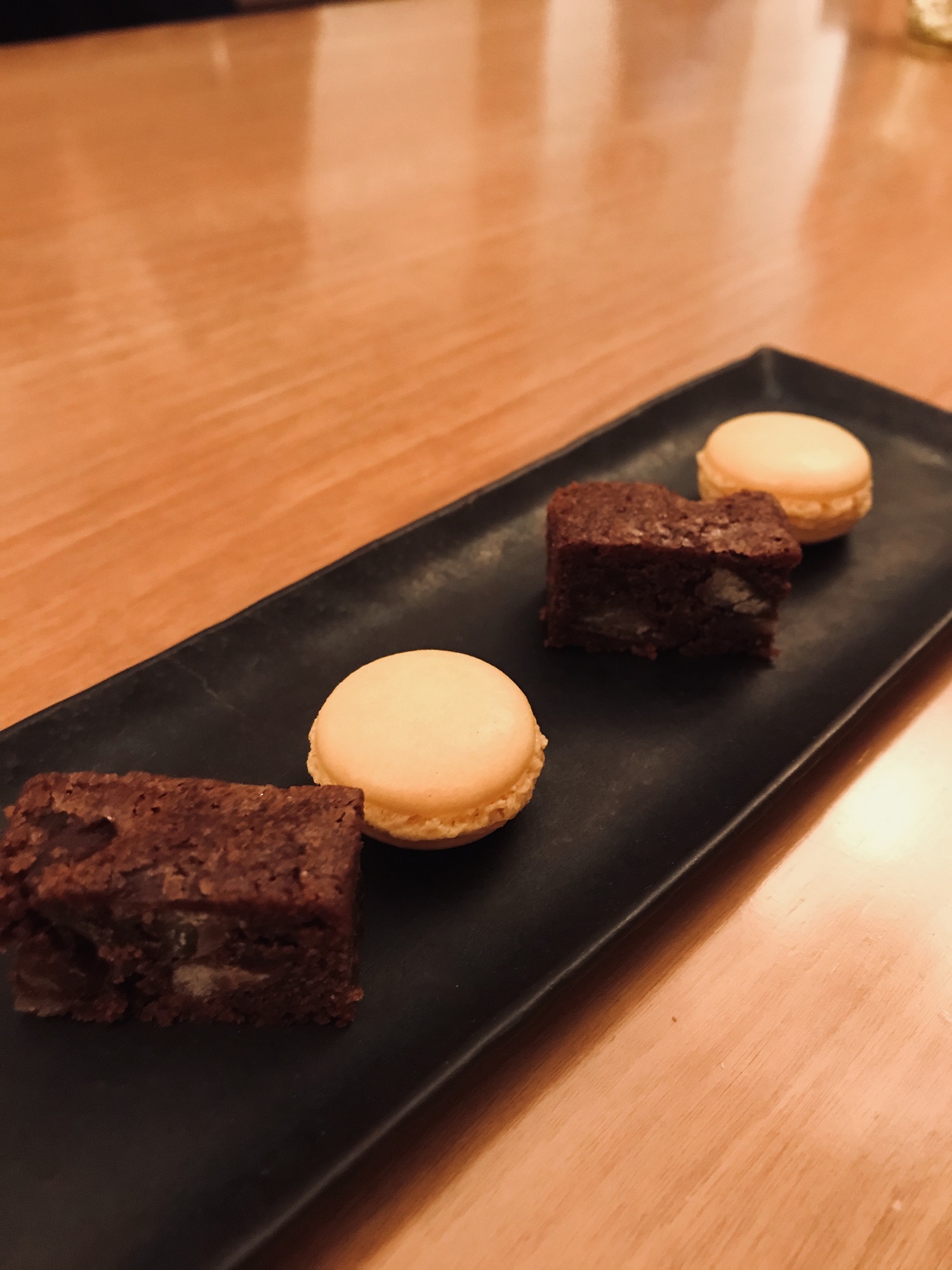 銀座で見つけた、赤と黒の絶妙なマッチング・・・