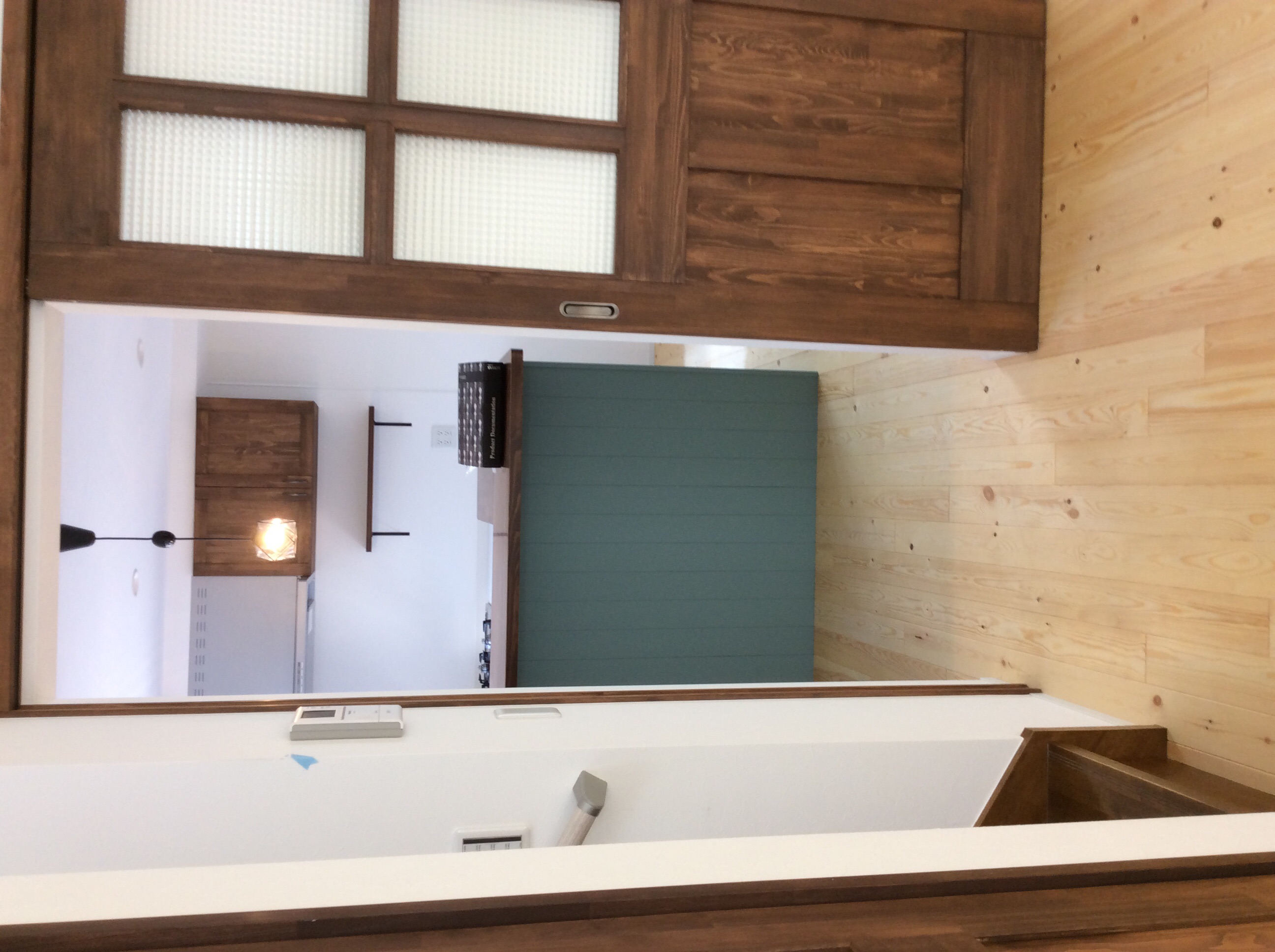 キッチンカウンターの腰壁にパネルを張った家