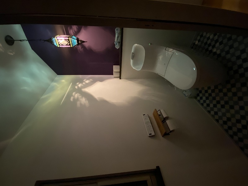 カラーで遊ぶトイレ空間