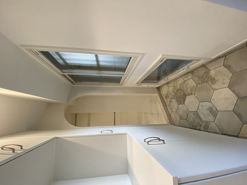 ナナメ壁にアールの開口、そして六角形のタイル