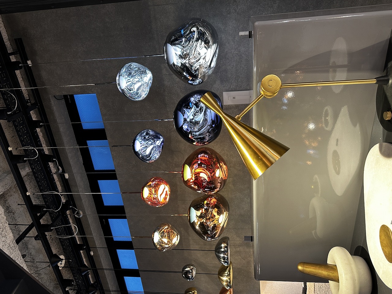 吹抜けの階段照明を探してトム・ディクソンへ