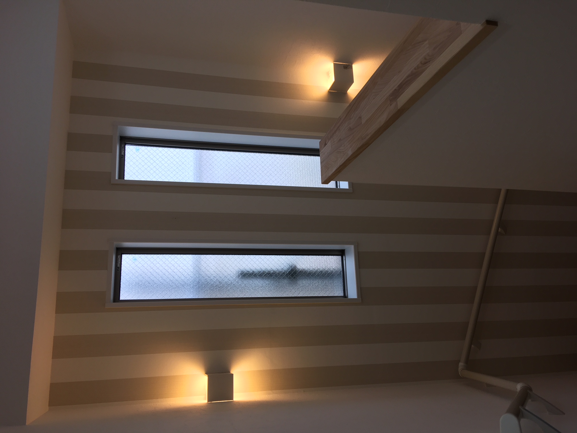 2F～3Fへの階段はストライプ♪