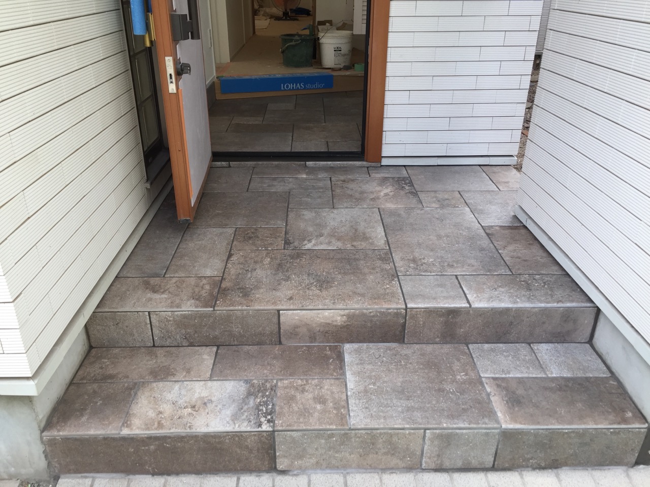 目視録にて玄関タイルを確認…