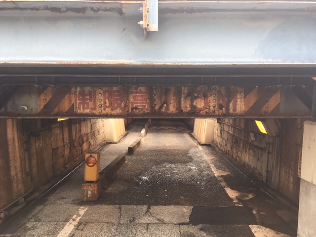 港区のトンネル…