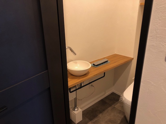 トイレ手洗カウンター②