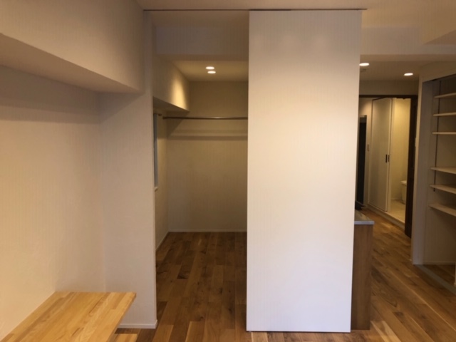 天井埋込レールのアウトセット片引戸