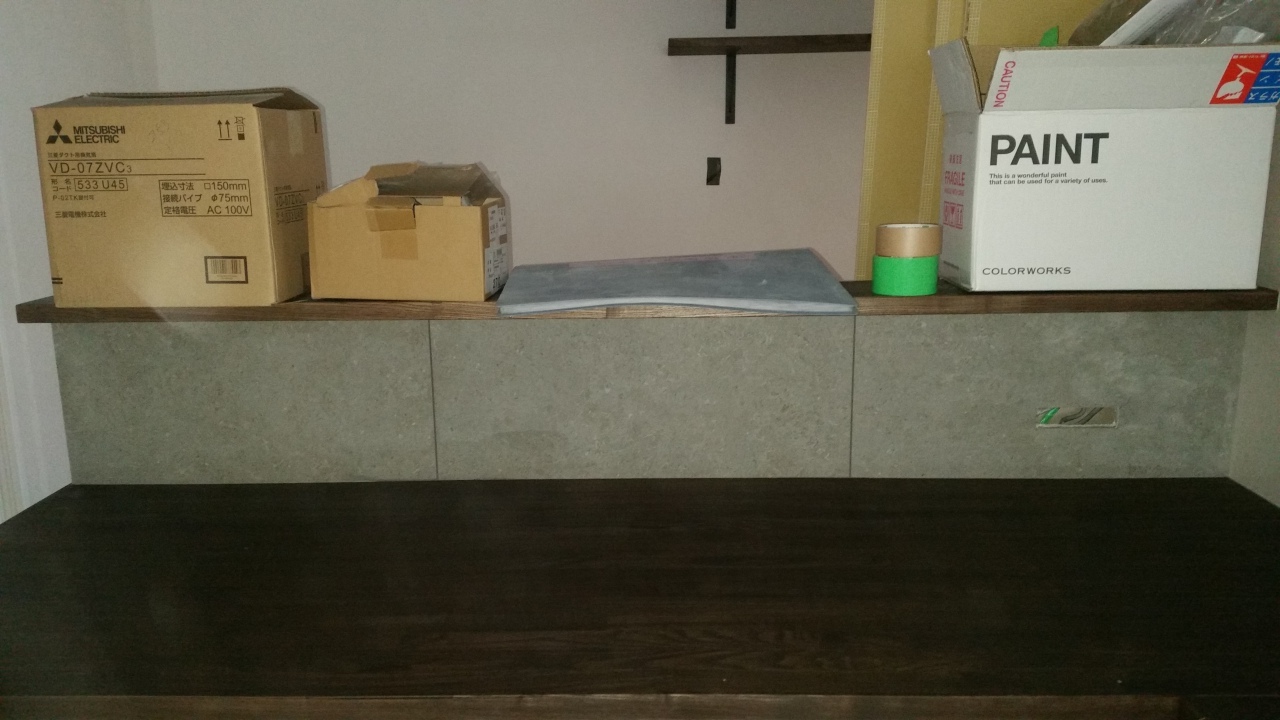 キッチン前の腰壁タイル～平田タイルBeren～