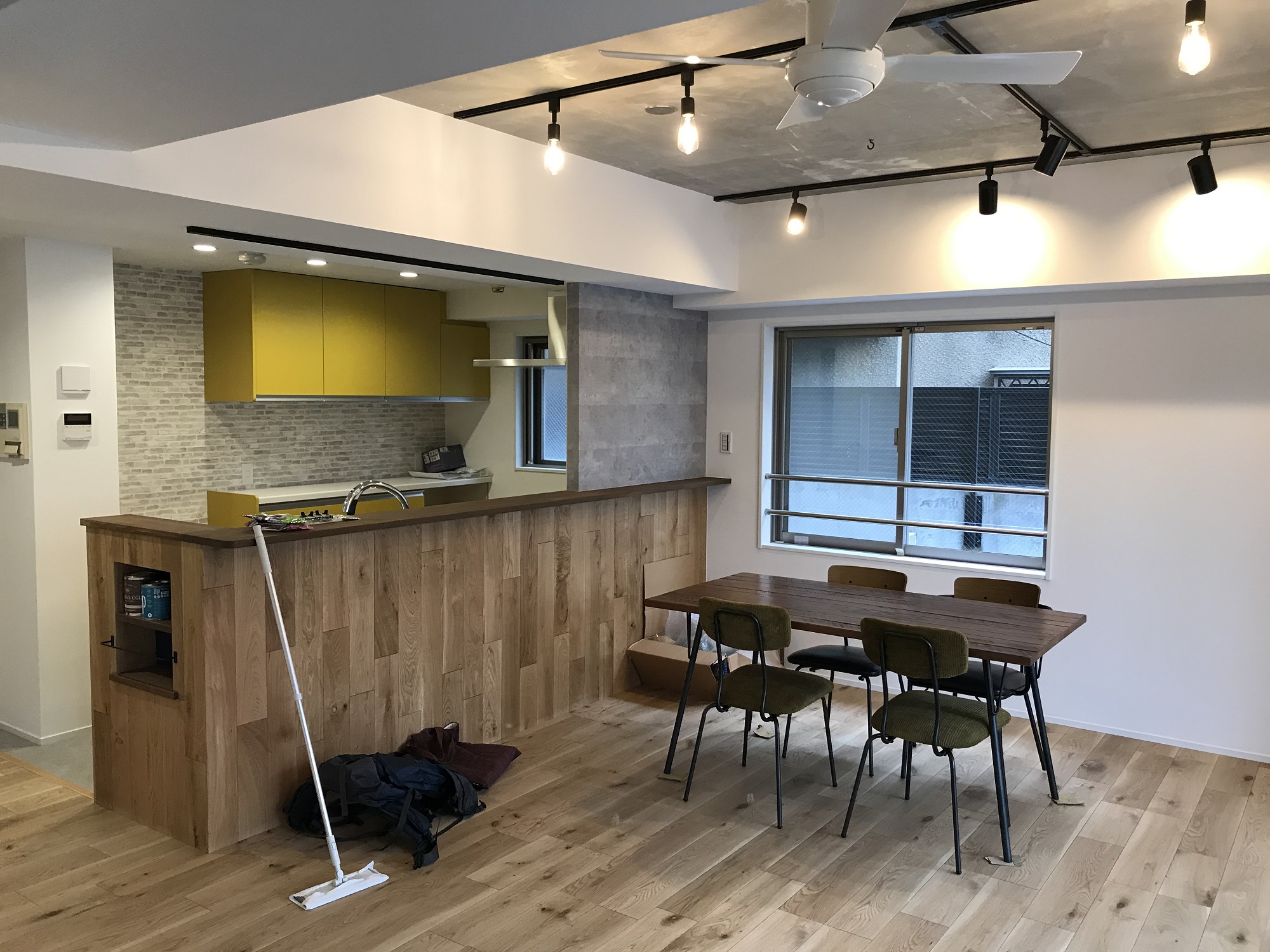 躯体現しのLDKとオークのフローリング