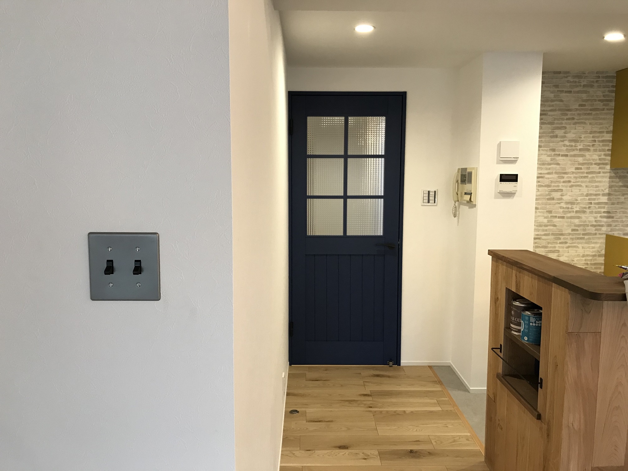 ネイビーブルーに塗装した扉