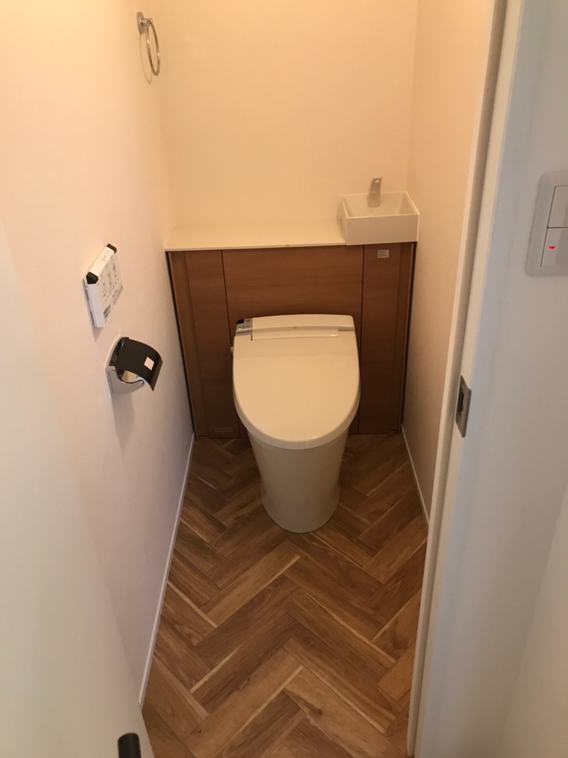 ヘリンボーンの床と可愛いトイレ i010OKUTA ｜リフォーム・マンションリフォームならLOHAS