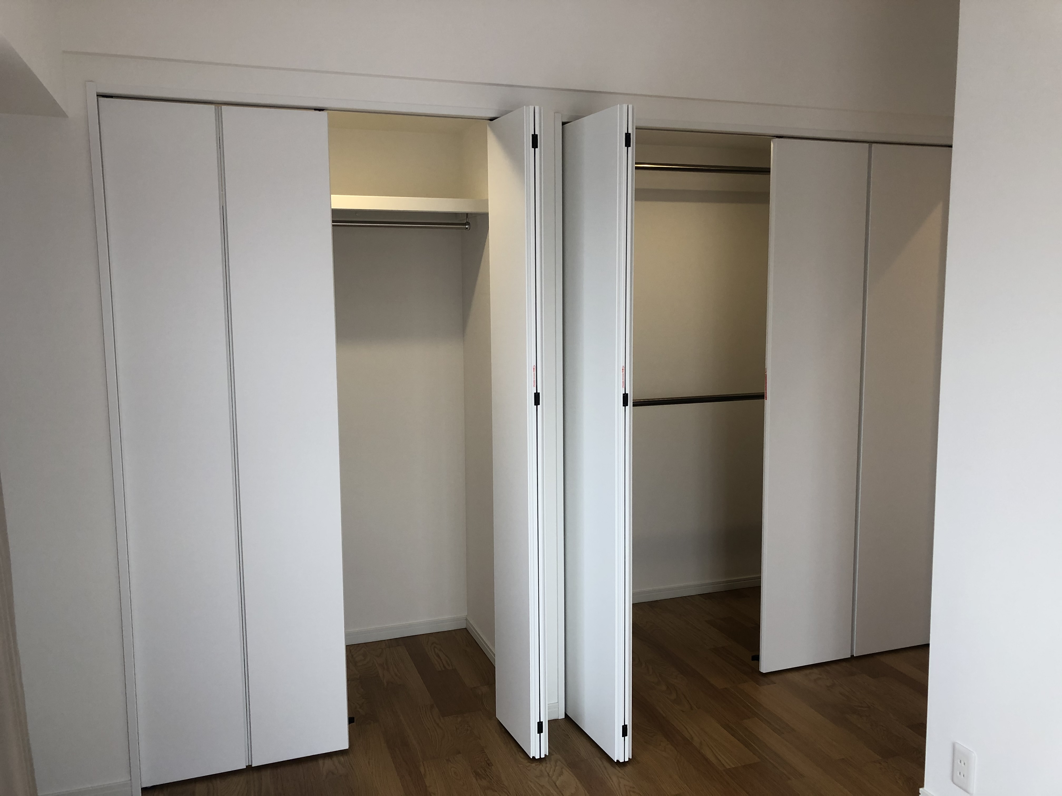 把手のないクローゼット折戸