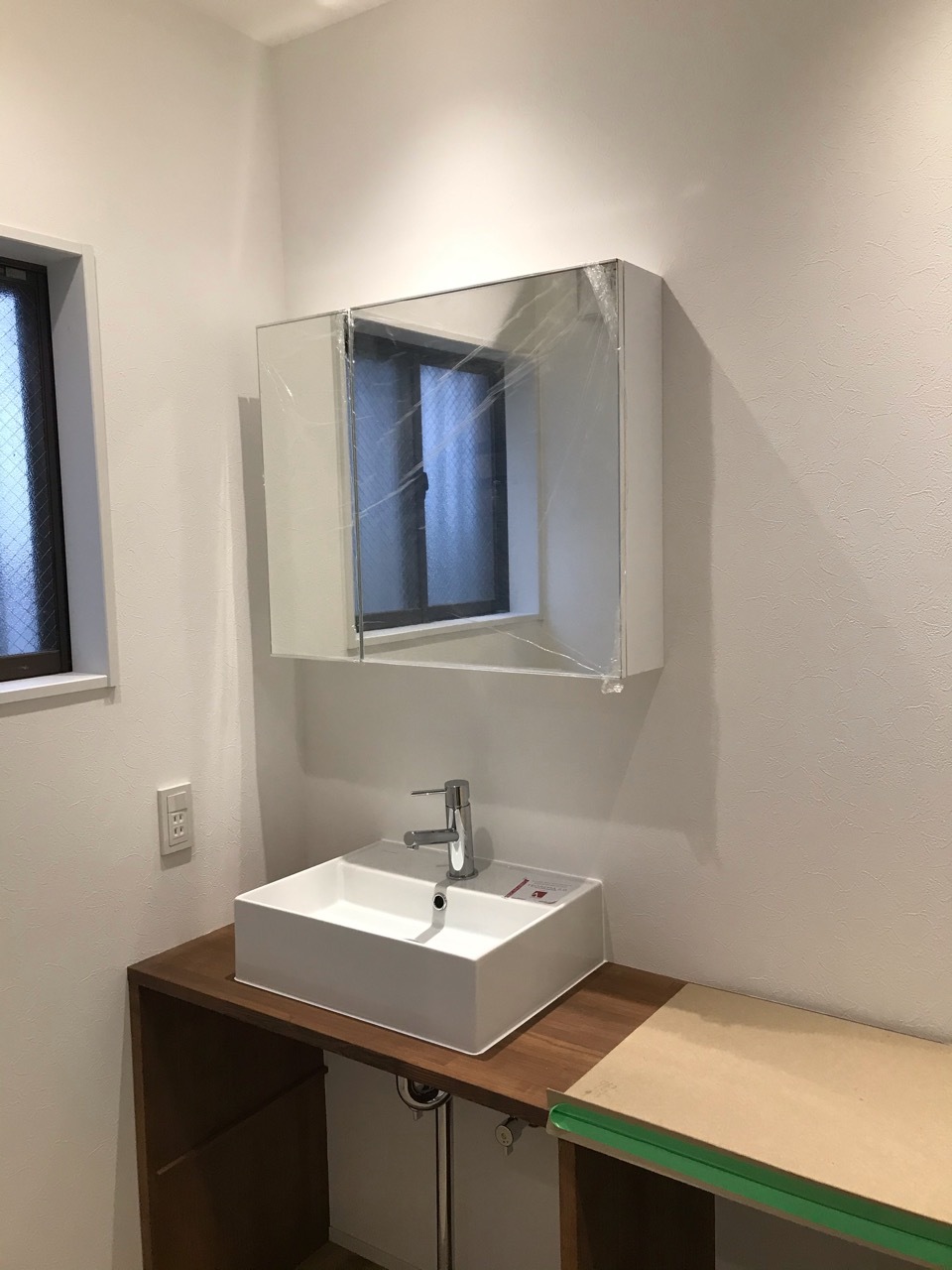 ベッセル式の洗面器と造作カウンター