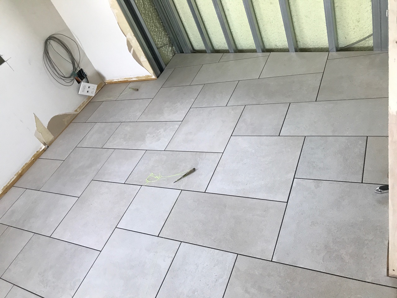 床はラグジュアリーなタイル…