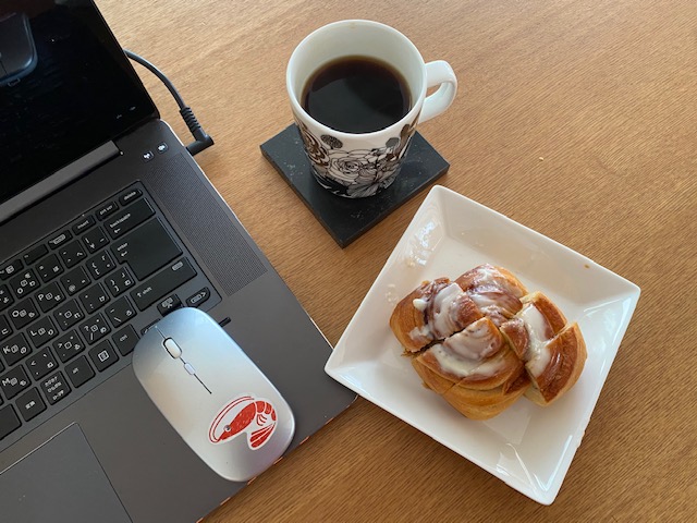 シナモンロールとコーヒー
