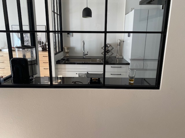 Ⅱ列型キッチンとアイアン室内窓