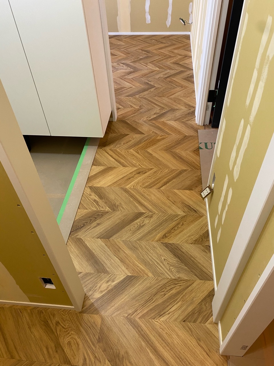 ホール～洋室、WICの床…