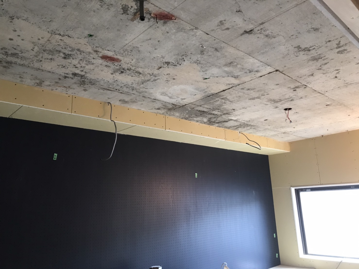 現場確認～ネイビーの有孔ボード～