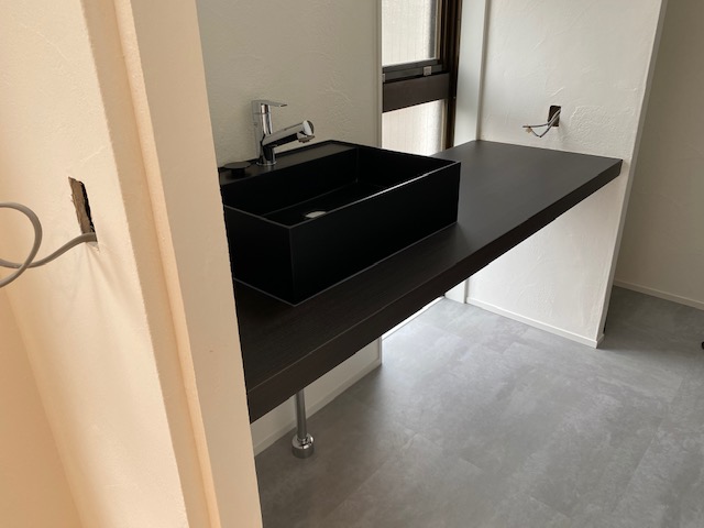 トイレの手洗い器と洗面化粧台＠三宿メゾネットマンション