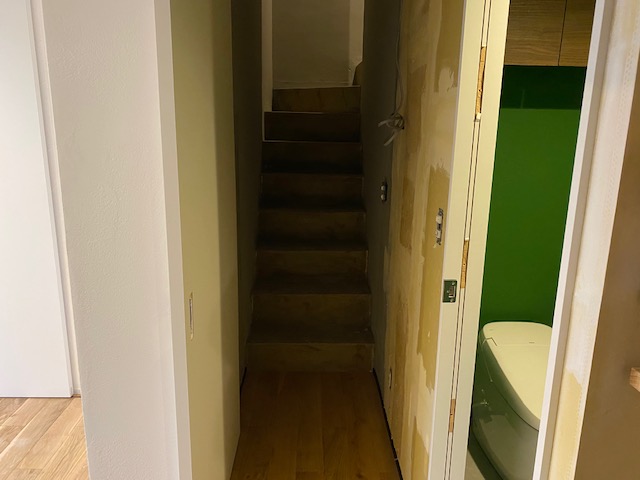 剝き出しの階段＠三宿メゾネットマンション