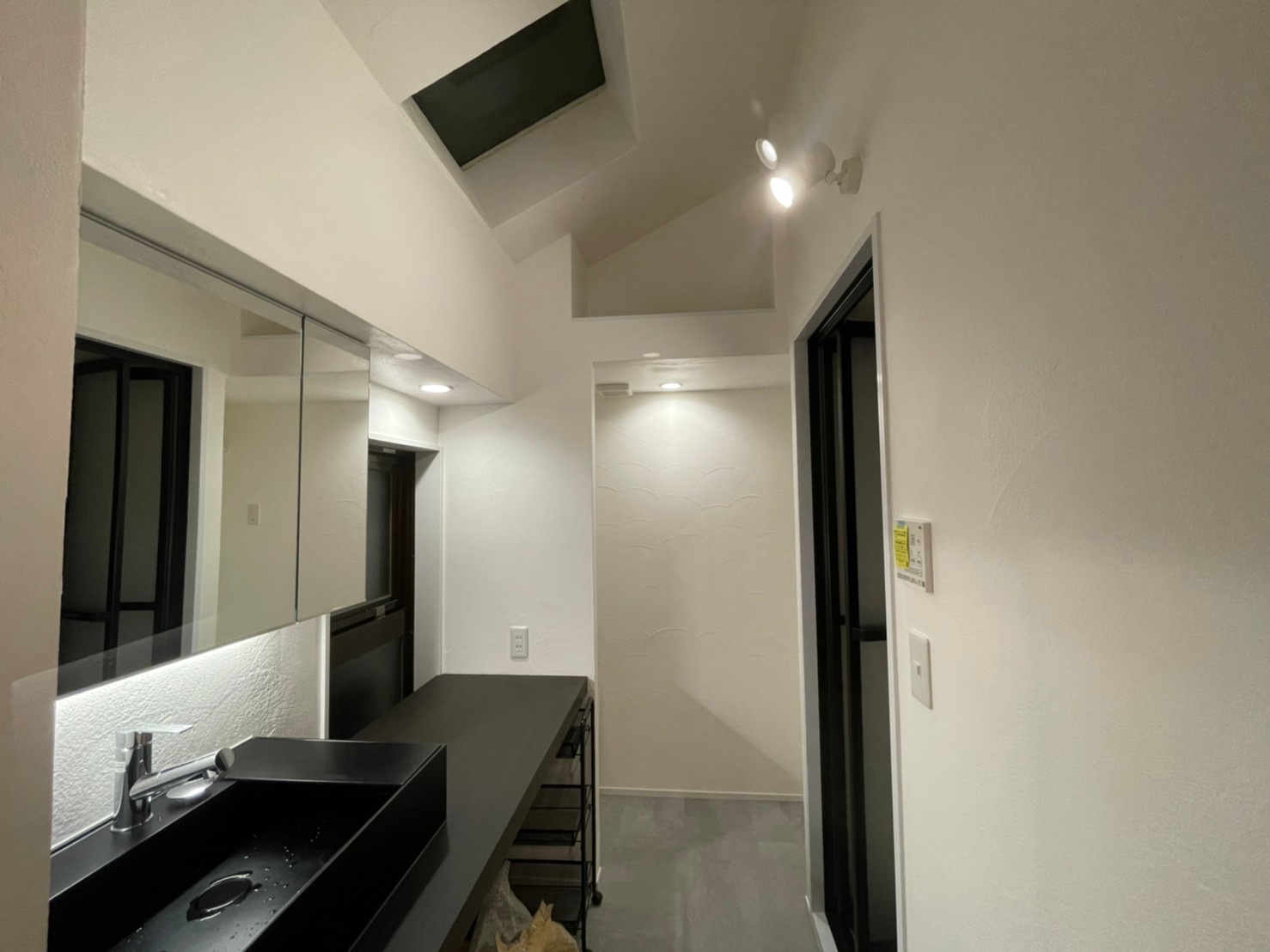 ミラーキャビネット下に間接照明＠三宿メゾネットマンション