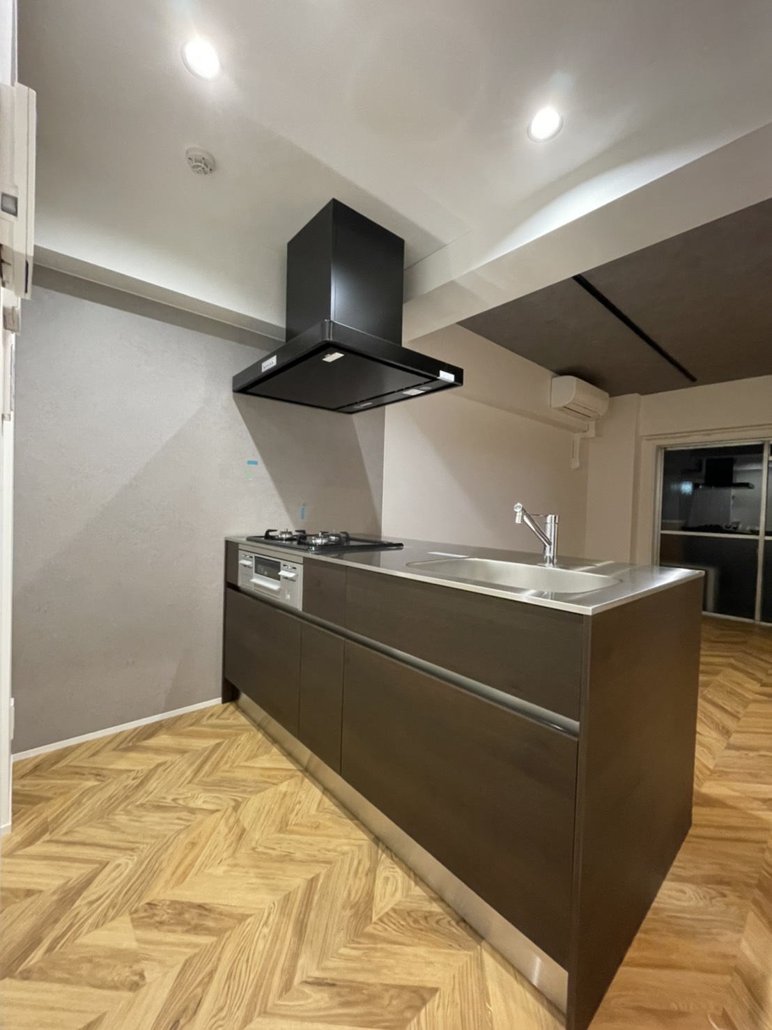 現場から届いた写真～ペニンシュラ型キッチン～