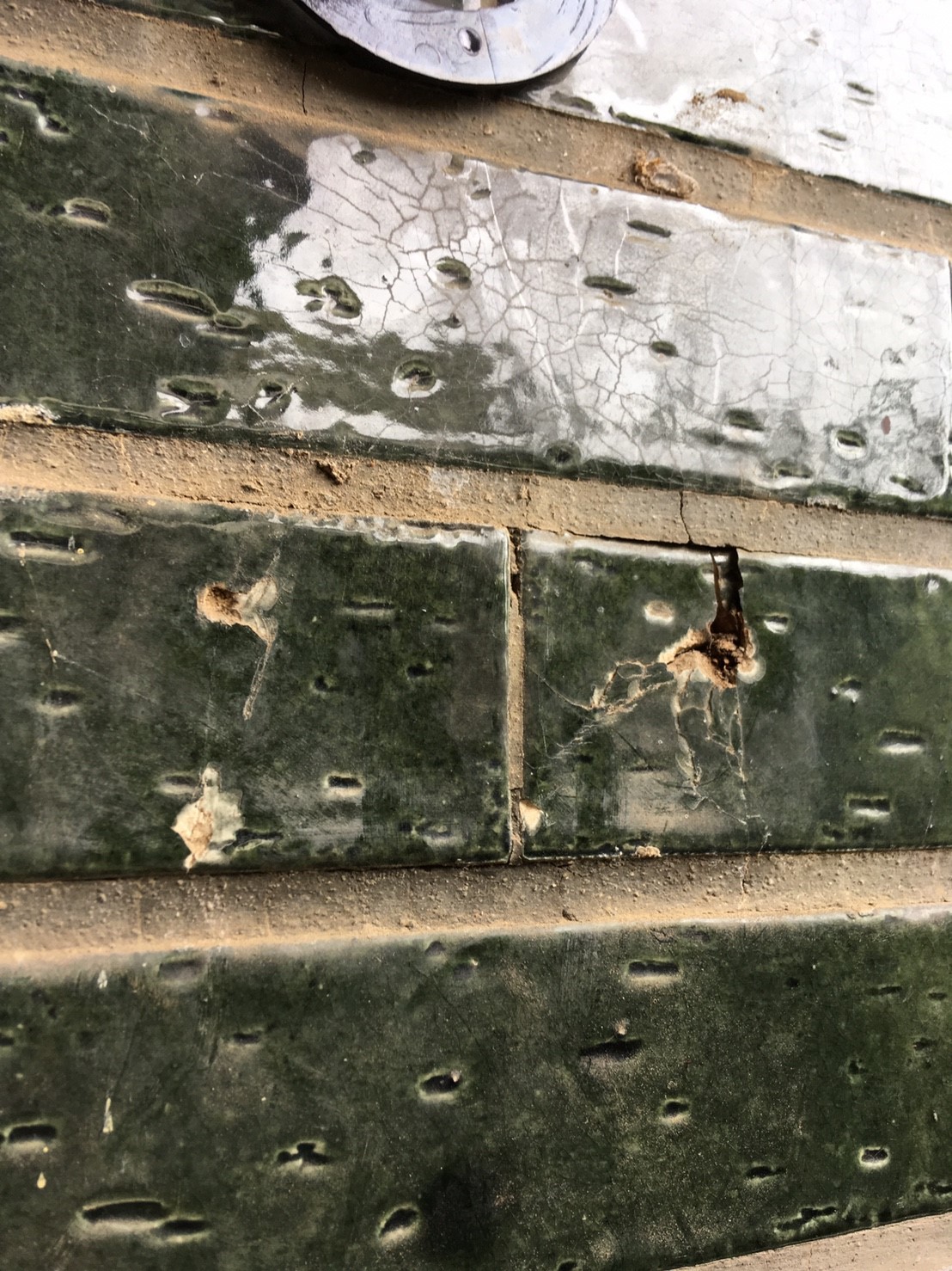 レトロブラケットのアクセントに古材板