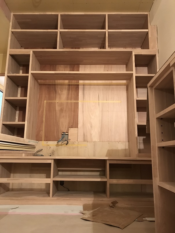 造作家具の形が見えてきました！